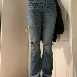 Gina jeans  - Jag har klippt lite innan för byxan som man kan se på bild 3 och slutningarna har öppnats lite mer annars som nya 
