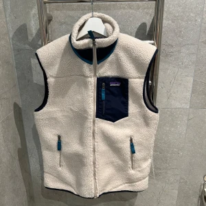 Patagonia väst  - Tja, säljer min Patagonia väst som jag aldrig använt, köptes hem från USA utav nära men tyvärr så passar den inte mig😔.