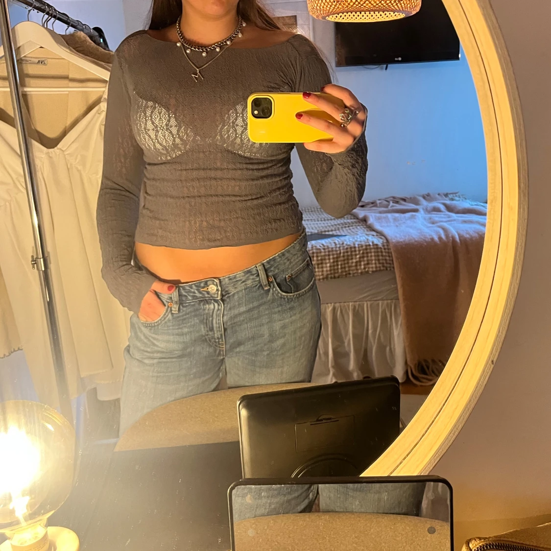 Mörkgrå spetsig långärmad topp