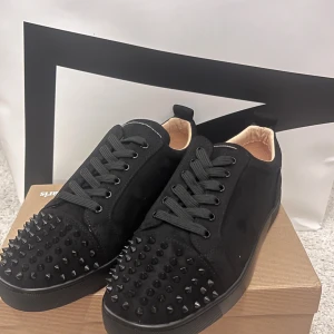 Svarta christian Louboutin  - Säljer ett par louboutins, storlek 43 väldigt fina perfekt för present, kan skickas eller mötas upp i Göteborg! Helt ny får man får med allting. OBBSS! Gammal bild 