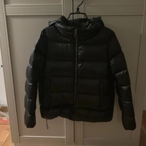 Colmar jacka - Säljer min colmar jacka från hösten-vintern 2024, nypris 6999kr. Jag säljer den då den tyvärr är för stor för mig. Den är knappt använd och är därför i väldigt bra skick. Jackan har inga defekter och är perfekt nu till vinter. Den har en avtagbar huva och är gjord av vattenavvisande återvunnet tyg, med en stilren effekt. Den framträdande kragen med tätare quiltning ger dig värme och komfort du behöver för att klara de kalla vinterdagarna. 
