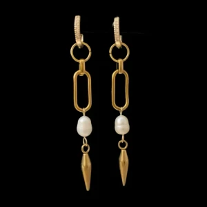 Guldiga örhängen med pärlor  - Priset gäller ett par örhängen  Material: Rostfritt stål och äkta sötvattenspärlor  Längd: 65mm