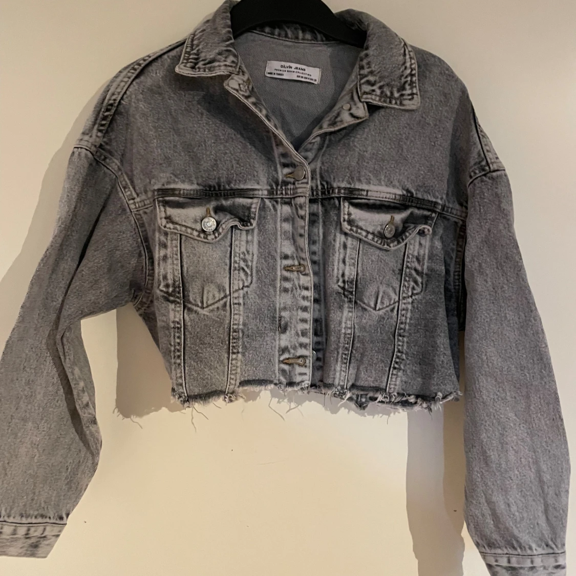 Grå croppad jeansjacka från Dilvin Jeans - 3