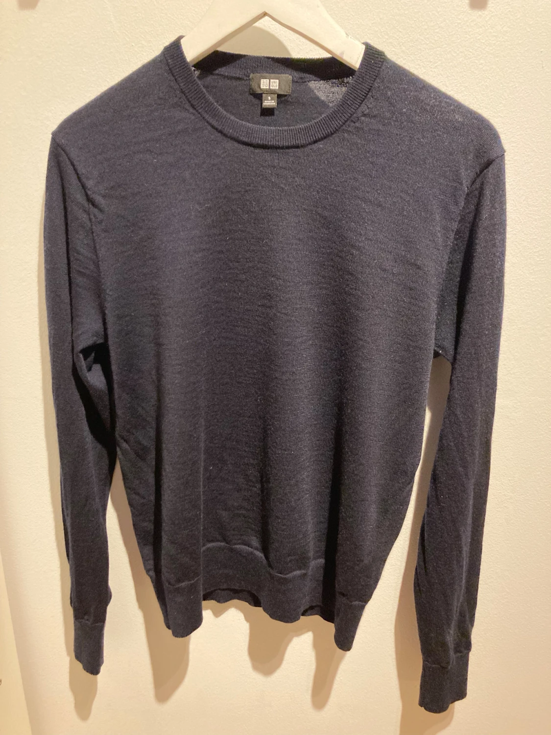 Mörkblå stickad tröja från Uniqlo