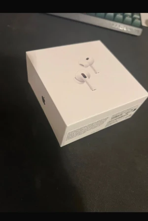 AirPods Pro (2nd generation) USB-C - Nya AirPods Pro (2nd generation) med MagSafe-laddningsetui och USB-C. Kompatibla med iOS, iPadOS, Apple Watch och Mac. transparensläge och hög ljudkvalitet. Förpackningen ser obruten ut och inga synliga skador finns. Oöppnade. Priset kan diskuteras. Fick de i födelsedagspresent men har redan några.