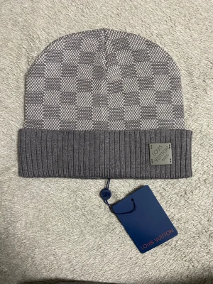 Grå mössa -  Kom privat för mer information 