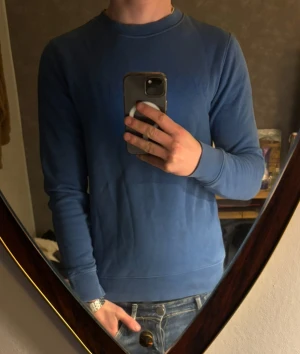 Blå tröja från Woolrich - Tja! Säljer en riktigt snygg tröja ifrån Woolrich | Storlek~S | Färg~Blå | Jag på bilden är 181! Hör av er vid minsta lilla fundering🙌