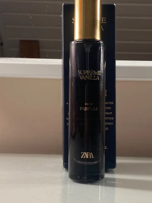 Zara Supreme Vanilla Parfym - Supreme Vanilla Eau de Parfum från Zara. Stilren flaska med lyxig känsla, perfekt för dig som vill sticka ut med en modern och trendig doft. 