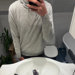 100% Merinoull Hoodie  - Tja! Säljer en tvär fet 100% Merinoull hoodie. Helt ny, endast testad. Modellen är 180. Hör av dig om du har någon fundering alls!