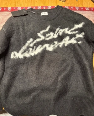 Saint laurent tröja - Helt ny saint laurent tröja. Aldrig använd och säljes då den inte passar mig. Etikett finns kvar. Pris kan diskuteras. Hör av er vid intresse! 