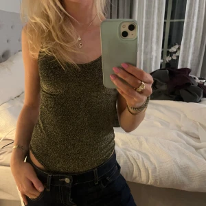 Glittrig guldfärgad body från  - Säljer en glittrig guldfärgad body från I Stay. Perfekt för nyår!!