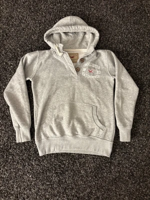 Hollister hoodie (sjukt sällsynt)M=xs - Säljer nu denna eftertraktade hoodien från hollister. Skick 8/10. Sjukt snygg och passar perfekt nu till hösten. Obs kan gå ner i pris vid snabb affär! M fast sitter som xs