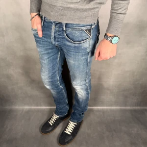 Replay Anbass - - Replay Anbass — Storlek 31/32 — 9/10 - Bra skick utan skavanker — Inkluderat - Jeans — Retail 2000kr — Modellen är 180cm, 65kg