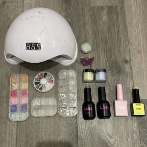 Nagel  - Säljer lite nagel saker då det inte längre kommer till användning mycket är bara testat! Man få uv lampan och sladden till den, nagel dekoration 2 Crom 1 glitter och allt annat. Man får med fyra färger 2 av dom är från Luu nails ena från normal och den andra fick jag i present! 