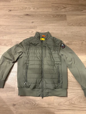 Parajumper cardigan  - Säljer min parajumper cardigan då den aldrig används. Nyskick har kanske haft på mig den max 5 gånger. 