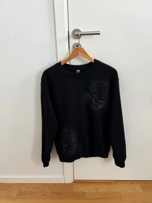 Svart sweatshirt från Arieaty - Säljer en svart sweatshirt från Arieaty med diskret tryck på bröstet och nedre delen. Tröjan är perfekt skick och aldrig använd. Finns inte att köpa någon annan stans. Skriv vad funderingar och kom med prisförslag ✌️⚡️