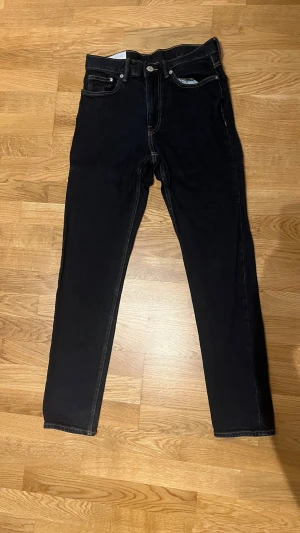 Jeans - Mörkblå - Säljer ett par mörkblå jeans från H&M i modellen slim. Eventuella defekter syns på bild 3