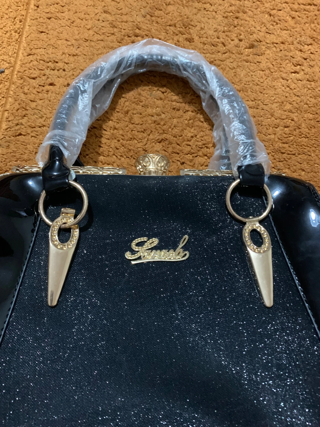 Svart glittrig handväska med gulddetaljer - 1