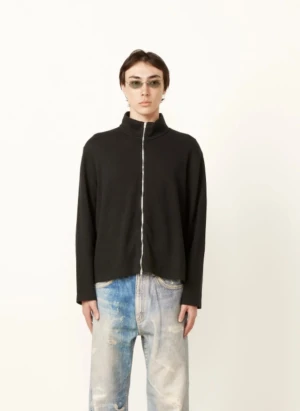 Svart fullzip polo Our Legacy - Svart kofta från Our Legacy, modell Shrunken Fullzip Polo. Koftan har en rak och loose passform, hög krage och hel dragkedja framtill. Materialet är meshad polyester som ger en sportig vibe. Perfekt för dig som gillar minimalistisk och clean stil.