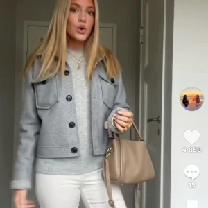 Grå kort kappa - Snygg grå kort kappa som inte andvänds!!💗