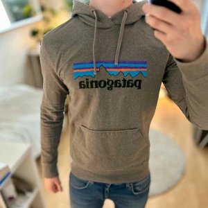 Patagonia hoodie - Mycket fint skick. Nypris ca 2500kr. Storlek S passar S. 🤝