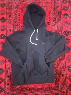Svart hoodie från Acne Studios - Svart hoodie från Acne Studios.
