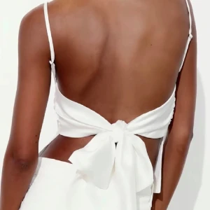 Vit topp med rosett bak - Vitt linne från Zara med knytning bak🤍 perfekt till fest eller nyår! Storlek S men passar även XS