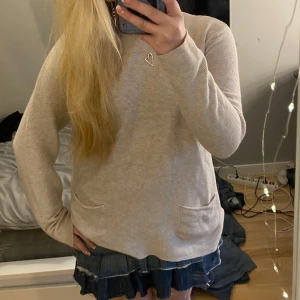 Beige tröja från MIAO - Säljer en mysig beige tröja från MIAO. Tröjan har långa ärmar och en enkel design som passar perfekt för en avslappnad stil. Den är tillverkad i ett mjukt material som känns skönt mot huden. L men sitter som overzized S