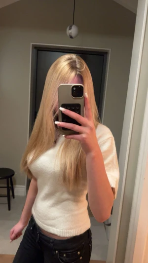 Beige/vit stickad topp från Gina Tricot - Säljer en beige stickad topp från Gina Tricot i storlek S. Modellen är croppad med korta ärmar och rund hals. Mjuk och skön kvalitet med ribbade detaljer vid hals och nederkant. Perfekt för dig som gillar enkel och clean stil.