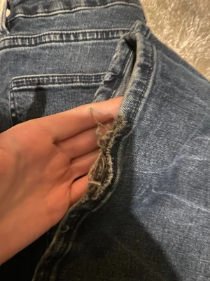 Bootcut jeans från Gina tricot , blå - Snygga blå bootcut jeans från Gina tricot, mid waist. Storlek 38/M