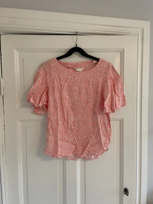 Mönstrad blus - Fin mönstrad blus med korallfärgade blommor!  Kontakta mig gärna för fler bilder! 😊