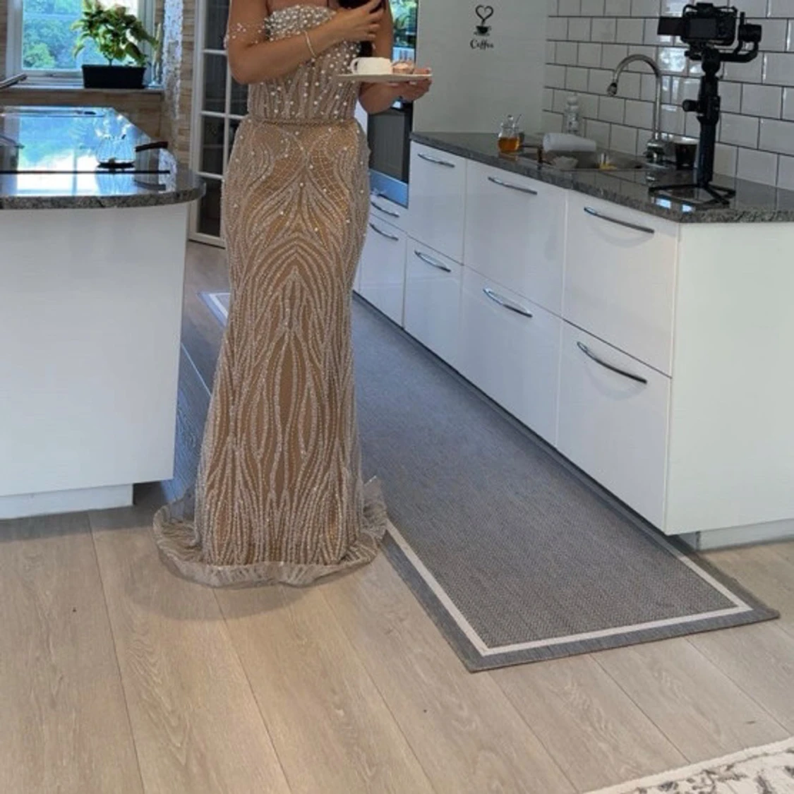 Champagnefärgad långklänning med pärlor - 1