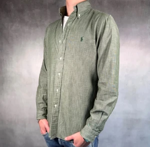 Ralph Lauren skjorta - - Ralph Lauren skjorta  — Storlek S — 9/10 — Bra skick utan skavanker — Inkluderat - skjorta — Retail 1800kr  — Modellen är - 180cm, 65kg -