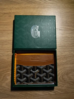 Brun plånbok/korthållare  - Aldrig blivit använd.  Är väldigt fin, classy still. 