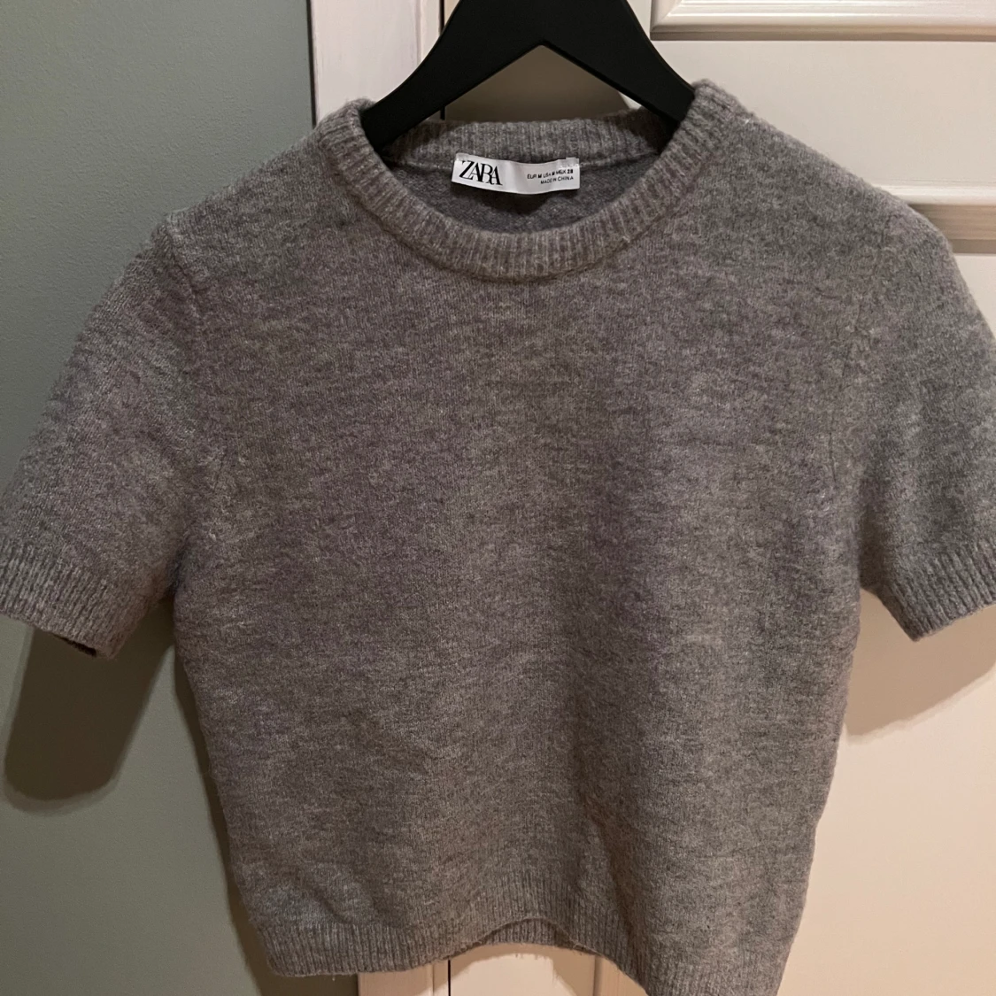 Stickad grå t-shirt  - 91