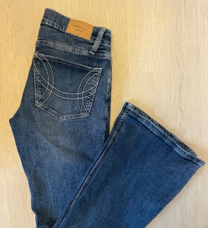 Lågmidjade jeans - Säljer dessa lågmidjade jeans från gina!  Midjemått: 36cm (har lite stretch)  Innerbenslängd: 77cm Grenen till midjan: 19cm Bra skick! ⭐️