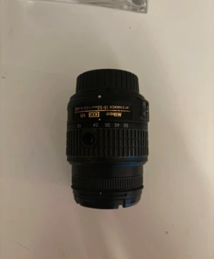 Nikon AF-S DX NIKKOR 18-55mm f/3.5-5.6G VR - Nikon AF-S DX NIKKOR 18-55mm f/3.5-5.6G VR objektiv i fint skick. Perfekt för vardagsfotografering med bildstabilisering och autofokus. Inga synliga repor eller skador, linsskydd + fodral medföljer . Passar Nikon DX-kameror. 🩷