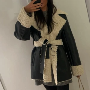 Svart jacka 🖤 - Svart jacka med bälte från NAKD. Använd fåtal gånger, mycket bra skick. 