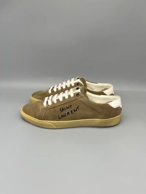 Saint Laurent SL/06 Sneaker Beige - • The shoes have been gently used and are in really good condition  • Size: 40.5 (fits 41–41.5)  • Color: Beige  • Retail price: 7200 SEK / 650€  • No accessories 