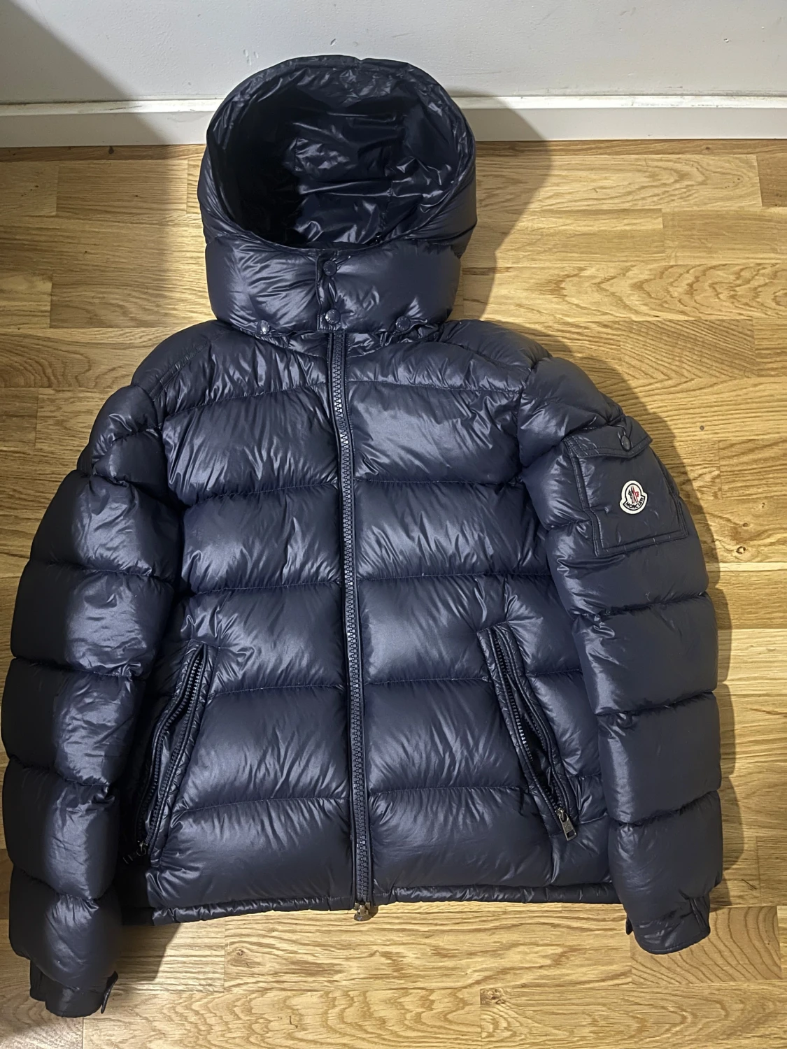 Mörkblå Moncler dunjacka med huva