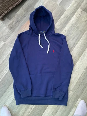 Ralph lauren hoodie  - Tjena säljer nu denna feta mörkblåa hoodien från Ralph lauren, mycket bra skick inga defekter! Sitter fint i storleken, hör av dig för minsta fundering!