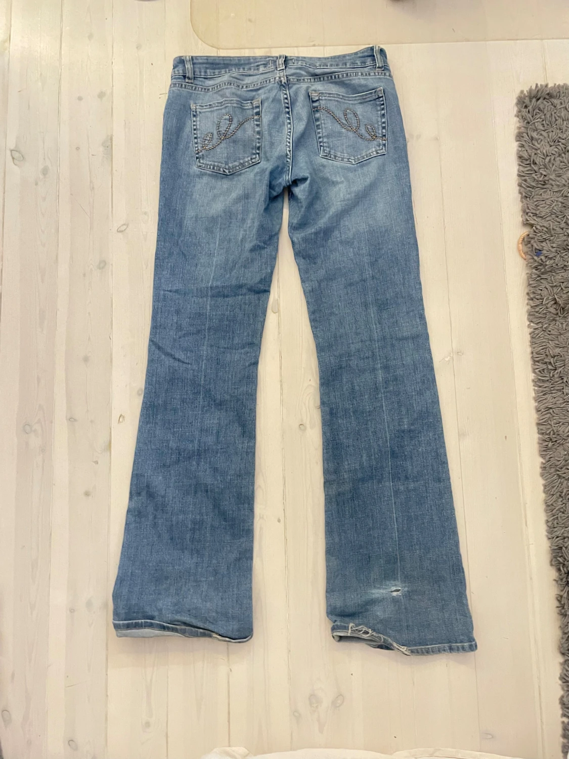 utsvängda jeans - 1