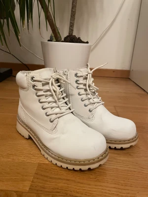 Vita boots med snörning - Köpta pả skopunkten för 499 kr, nägra mindre skavanker förekommer men ingenting som päverkar funktionen passar perfekt för vinter ❄️