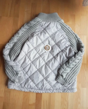 Jacka med stickade ärmar - Säljer min skit snygga grå jacka med stickade ärmar 😍❤️priset går att diskutera 