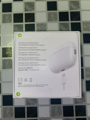 AirPods Pro - Säljer ett par AirPods Pro med originalförpackning, laddningskabel och tillbehör. Hörlurarna och laddningsetuiet är i fint skick med endast mindre tecken på normalt bruk. Perfekt för dig som vill ha aktiv brusreducering och trådlös frihet från Apple.