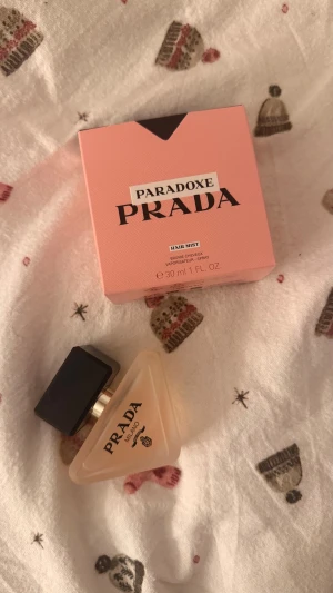 Prada Paradoxe Hair Mist 30ml - Prada Paradoxe Hair Mist, 30 ml, är en lyxig hårmist som ger din look en exklusiv touch. Jättefin hårdoft, helt ny, vill ej sänka priset mindre än 450 :)
