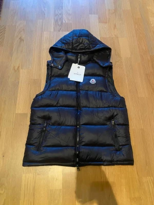 Moncler väst men - Helt ny inga defekter. OBS den är f*ke från pandabuy🇨🇳🇨🇳