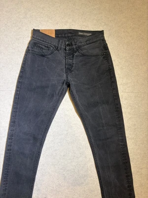 Dondup George  - Feta dondups i moddelen George byxorna är fint skick och mått och bild med det på går att lösa vid intresse bara att höra av dig vid frågor och funderingar 