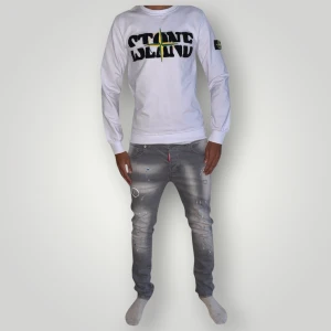 Stone Island tröja strl XS vit  - Helt ny. Fin replika med grym kvalitet. Modellen är 175cm lång. Pris: 699kr. Först till kvarn som gäller. Skickas direkt inom 24h