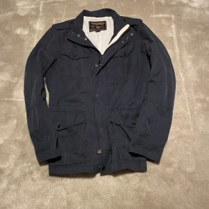 Woolrich Field jacket - Säljer denna svin snygga Woolrich jacka storlek M i navy blue. Den har inga defekter! Nypris 5000 mitt pris 1399 (pris ej hugget i sten)